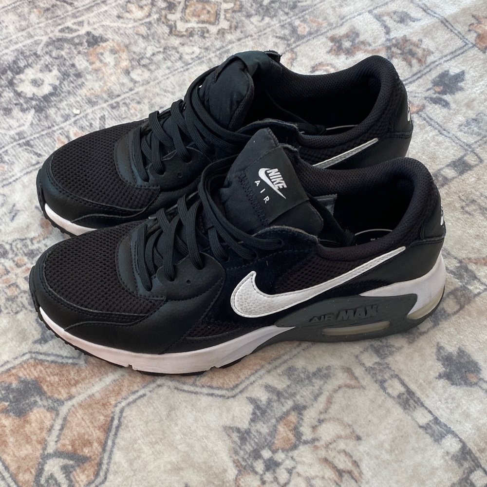 Nike Air women’s air max black Sneakers, size 9